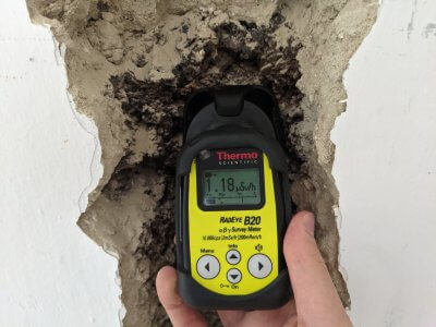 sugárzásmérő salakbeton falon